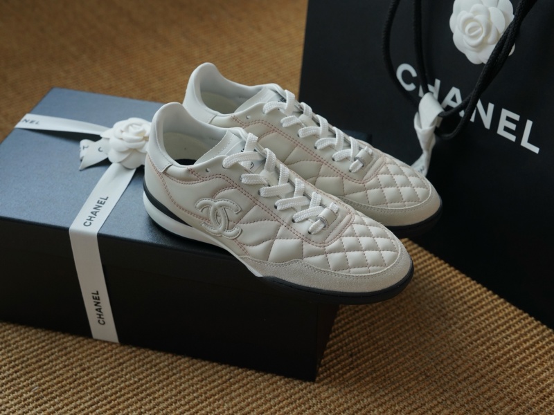 Женские белые кроссовки с кожаной отделкой Chanel