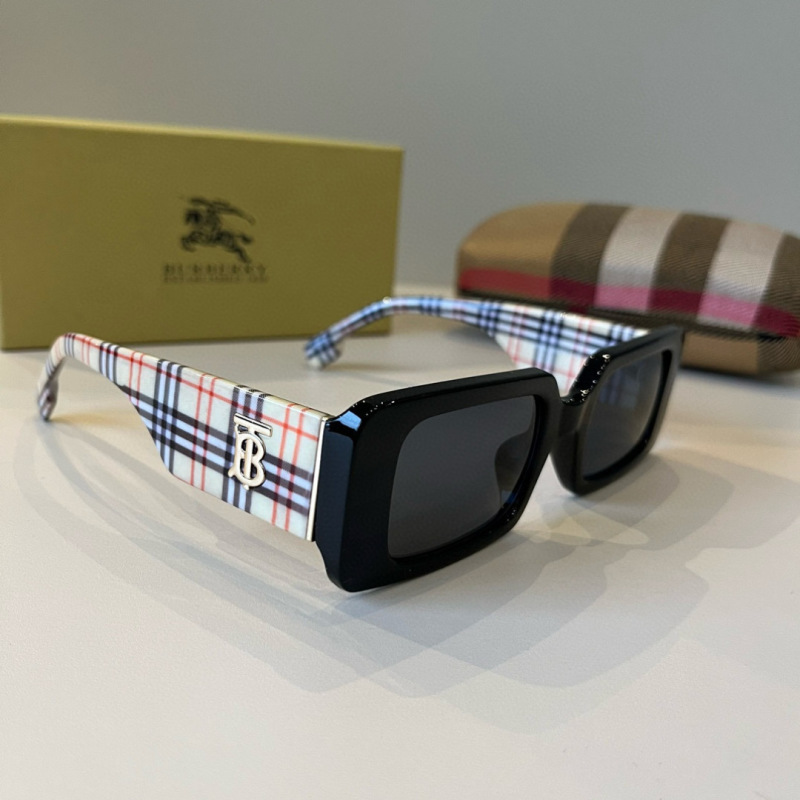 Солнечные очки в стиле ретро с клетчатым узором Burberry