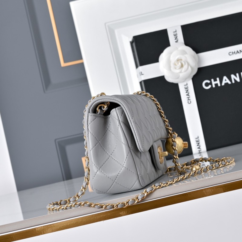 Кожаная сумка с золотым замком Chanel