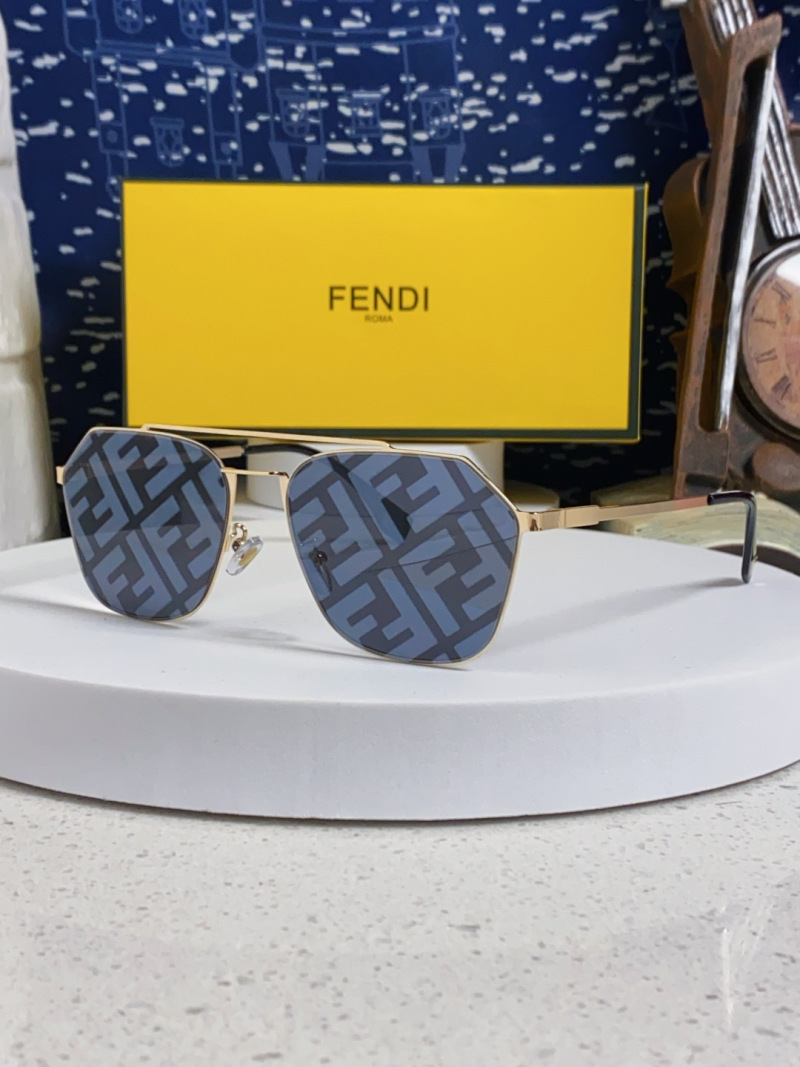 Солнечные очки Fendi золотистая оправа