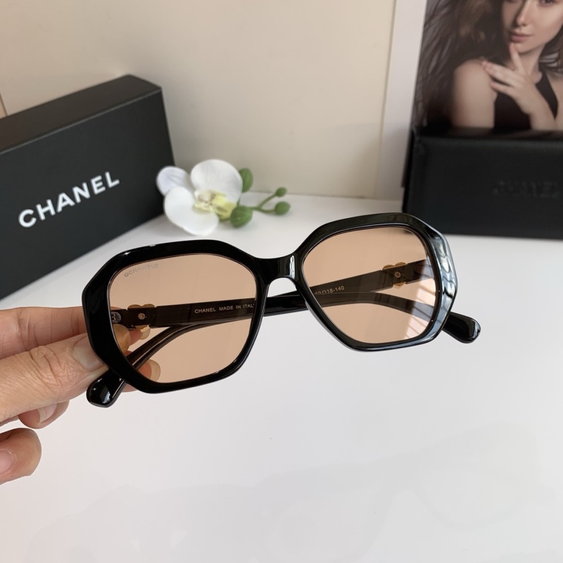 Солнцезащитные очки Chanel