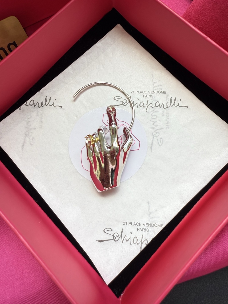 Серьги в виде руки Schiaparelli