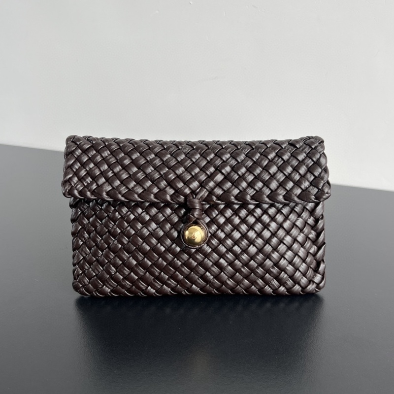Плетеный кожаный клатч с золотым замком Bottega Veneta