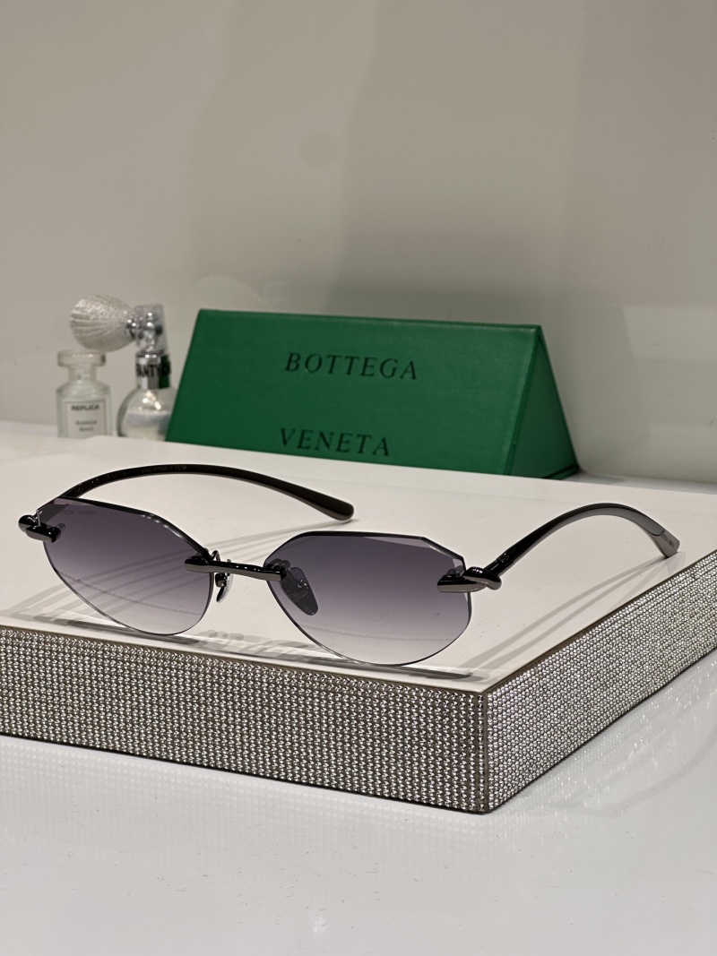 Солнцезащитные очки Bottega Veneta розовое золото