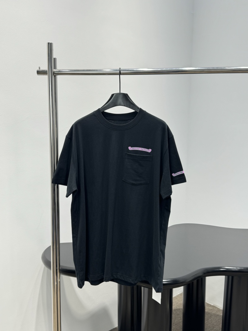 Черная футболка с карманом и розовым принтом Chrome Hearts
