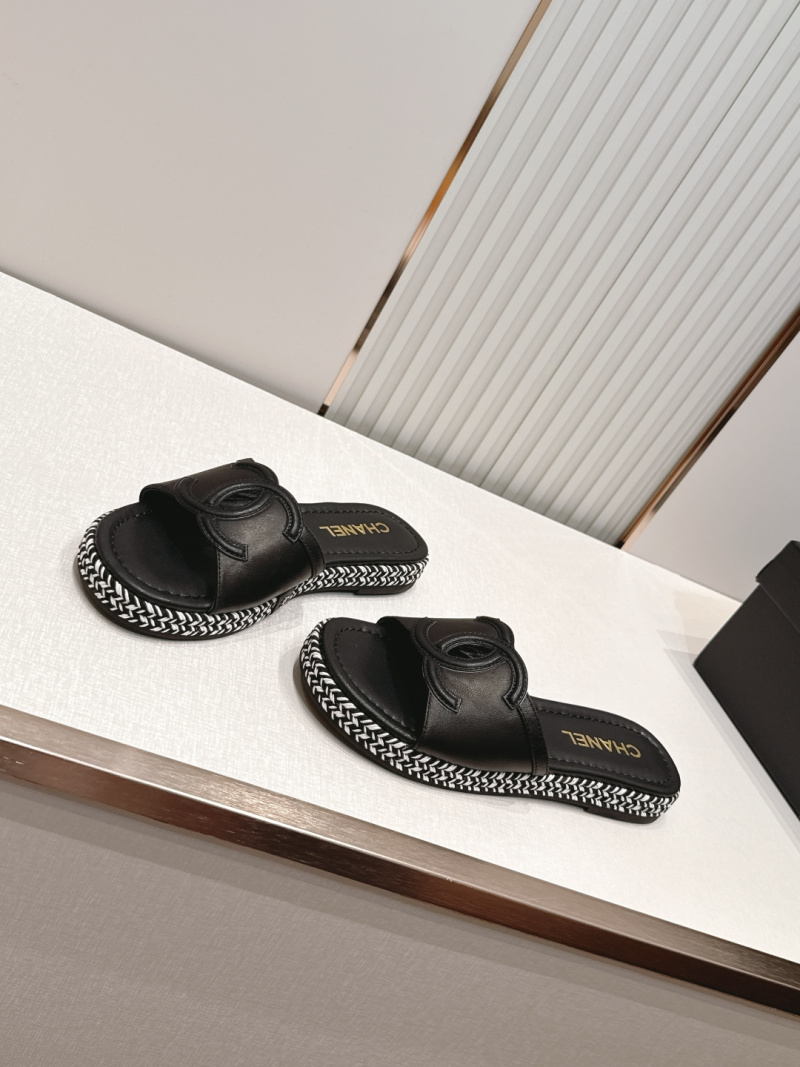 Черные шлепанцы Chanel с плетеной подошвой