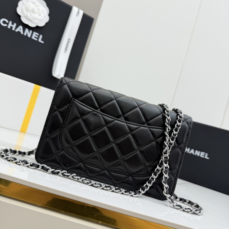 Черная стеганая сумка с цепочкой и магнитной застежкой Chanel