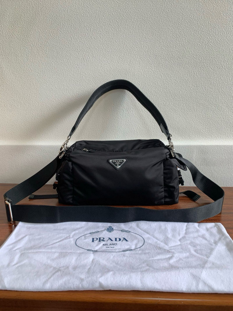 Чёрная сумка Prada с логотипом