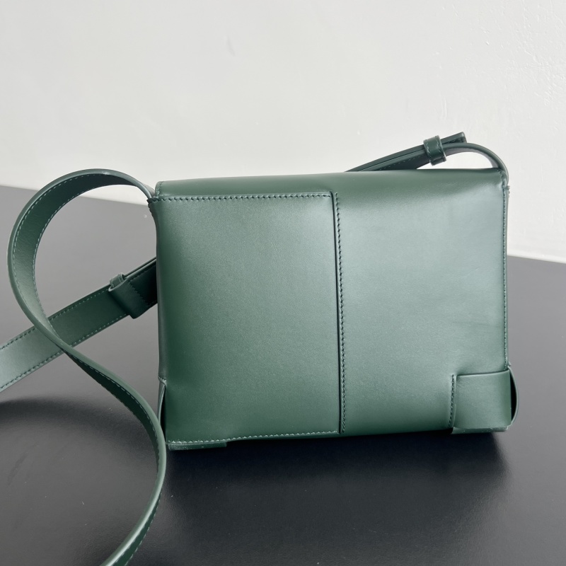 Сумка-кроссбоди с магнитным клапаном Bottega Veneta