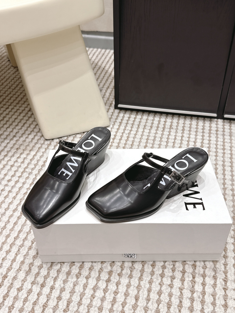Женские черные мюли из лаковой кожи Loewe