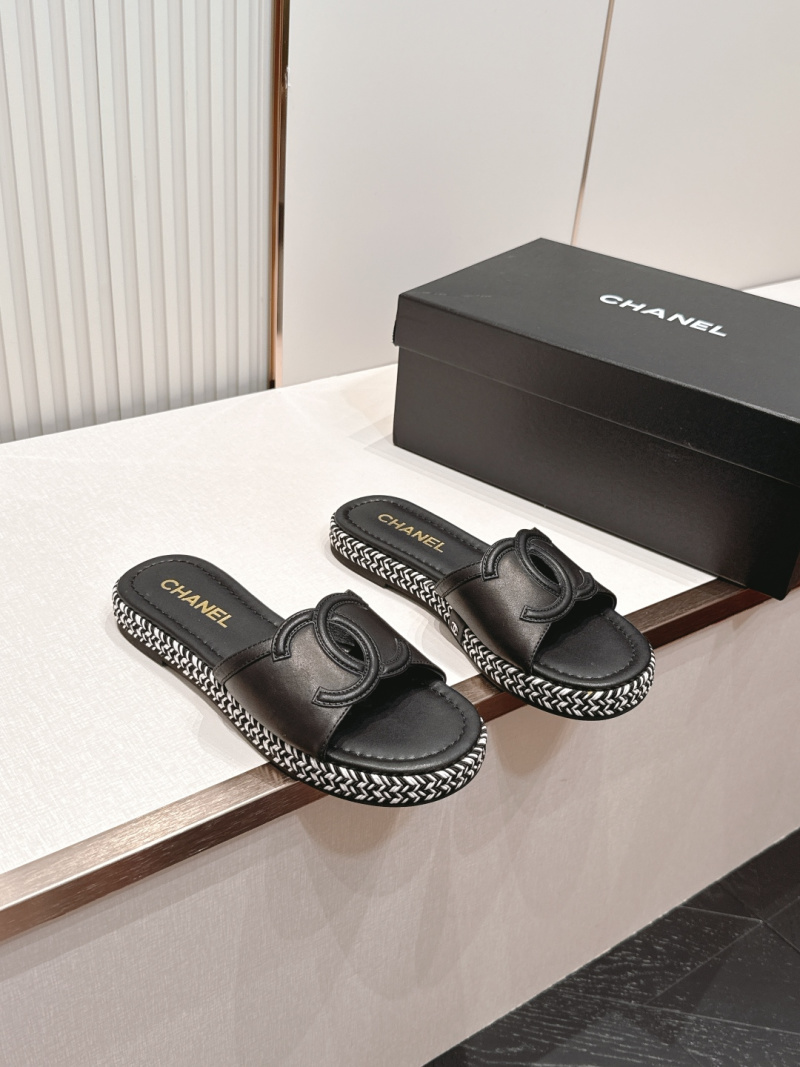 Черные шлепанцы Chanel с плетеной подошвой