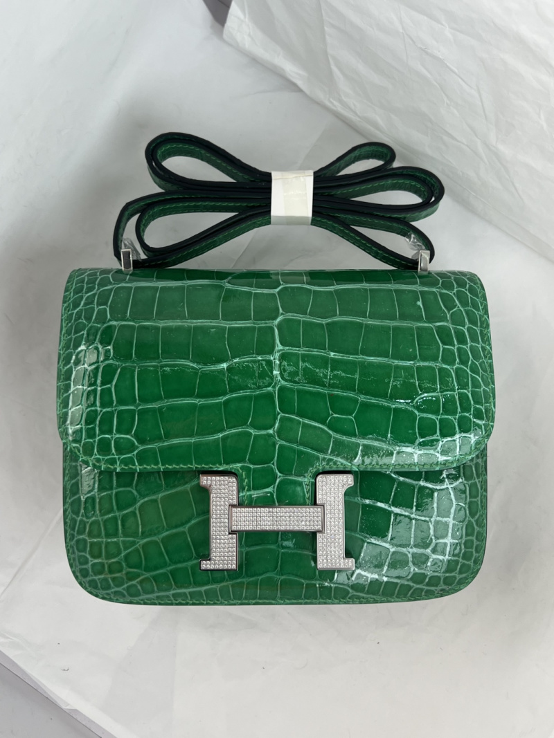 Сумка женская зеленая под крокодила с металлической фурнитурой Hermès