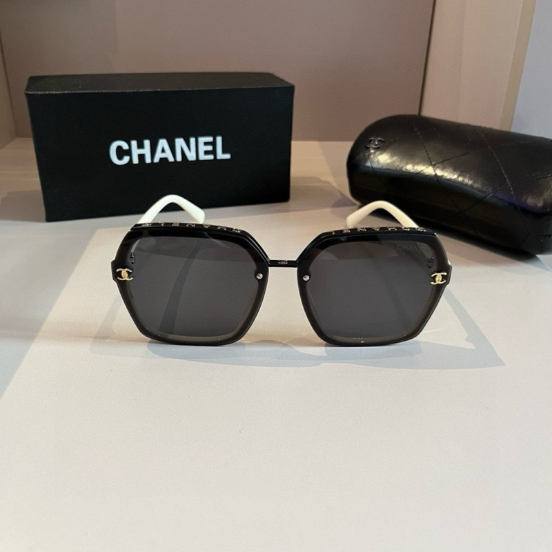 Солнечные очки Chanel белый корпус