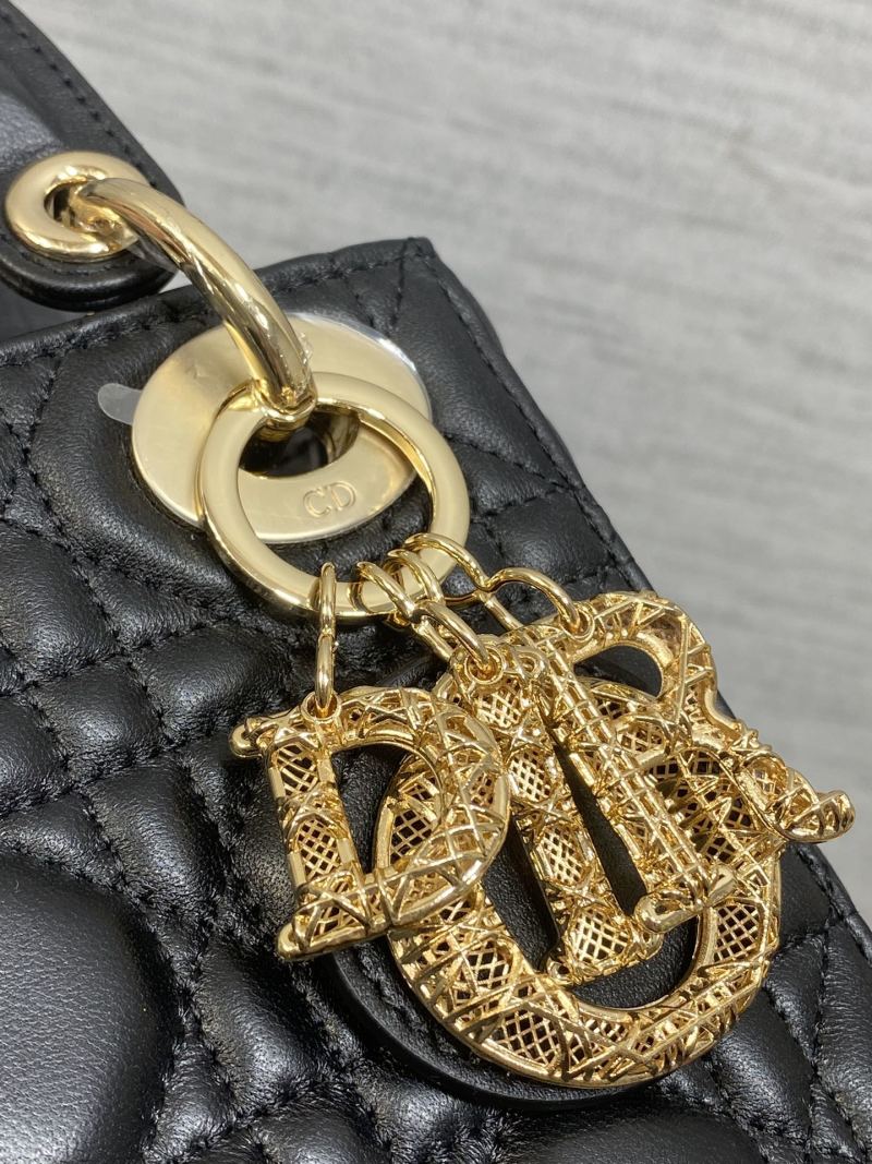 Черная сумка Lady Dior с золотой фурнитурой