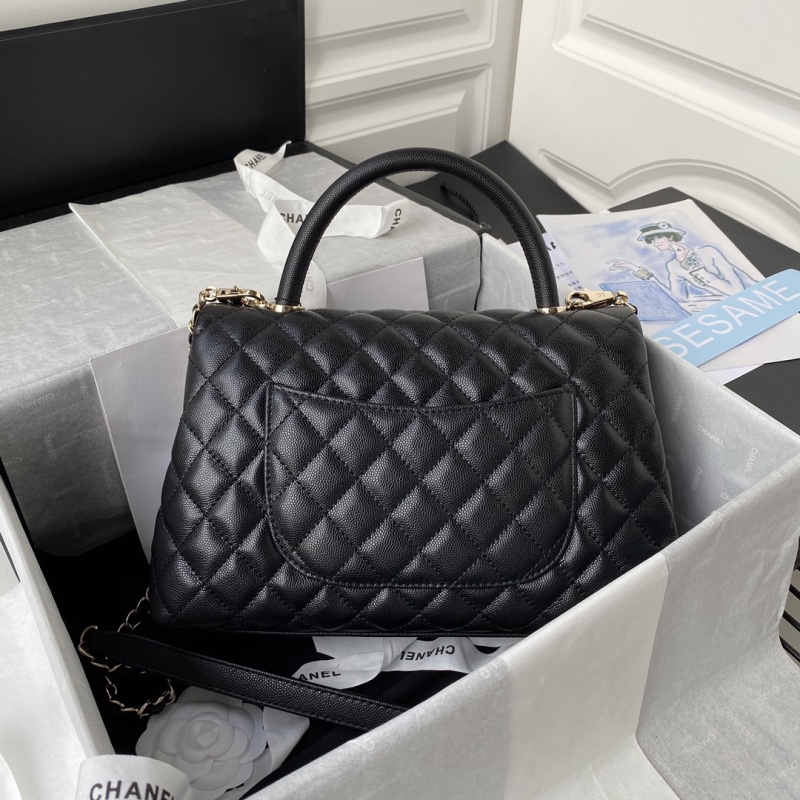 Черная кожаная сумка Chanel с золотым замком