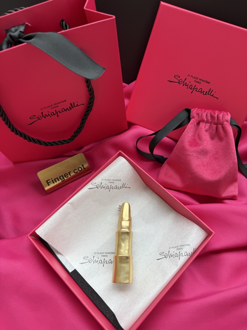 Брошь в виде лака для губ Schiaparelli