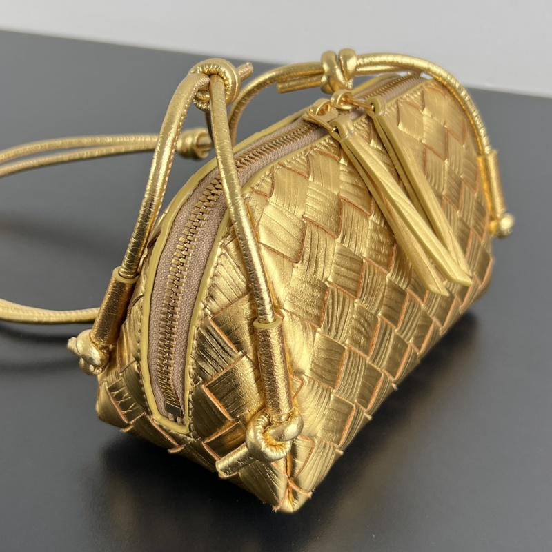Плетеный клатч золотого цвета с декоративной пряжкой Bottega Veneta