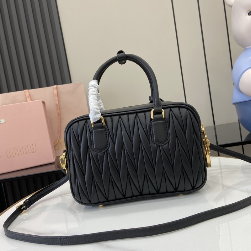 Черная сумка Miu Miu с ручками