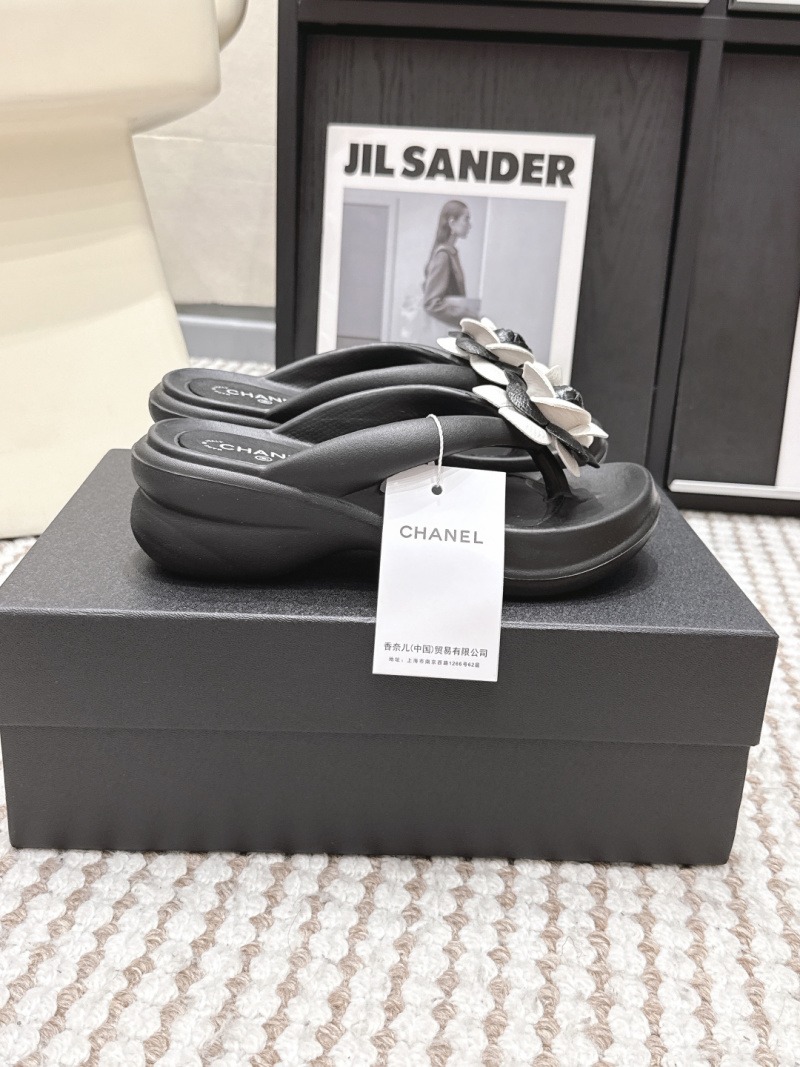 Шлёпанцы с декором из цветов Chanel