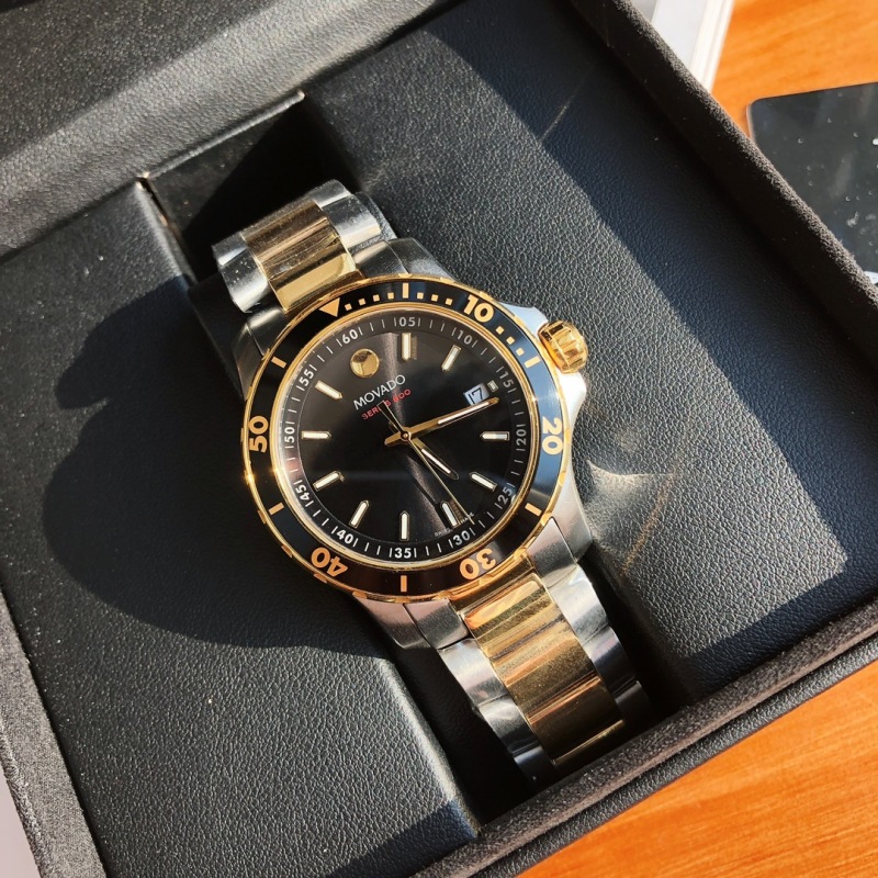 Часы Movado