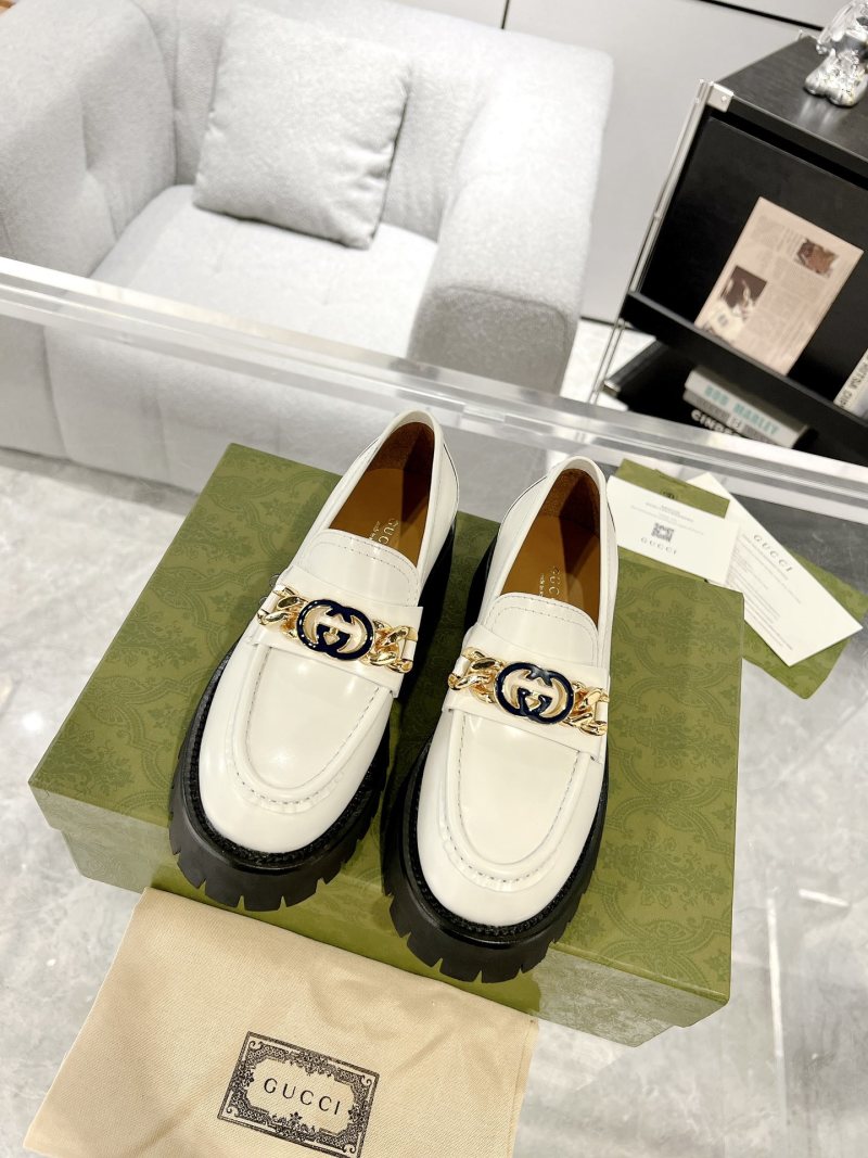 Женские лаковые лоферы с цепочкой на толстой подошве Gucci