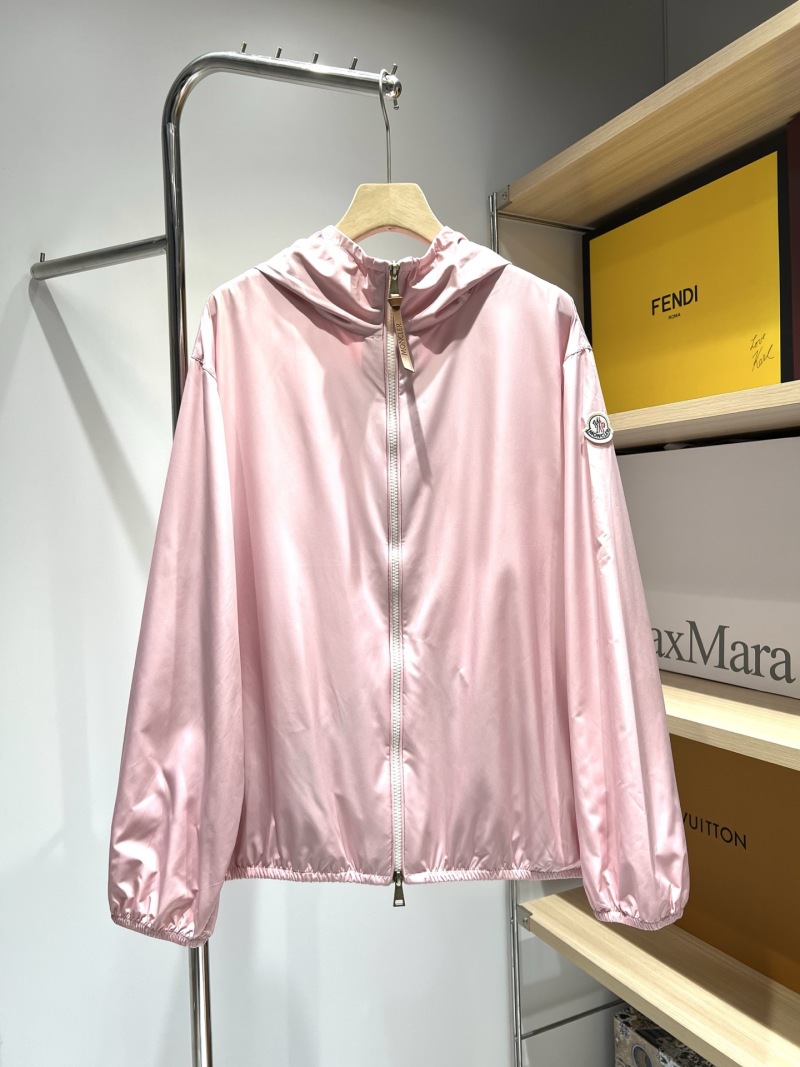 Монклер женская легкая куртка с капюшоном розового цвета Moncler