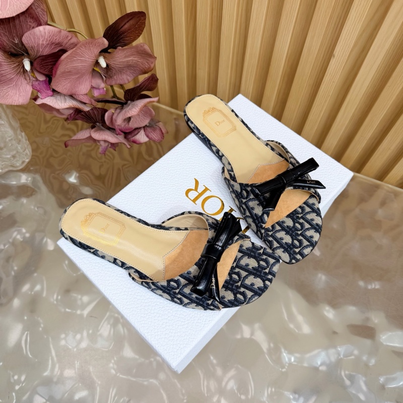 Женские шлёпанцы Dior с монограммой и бантом