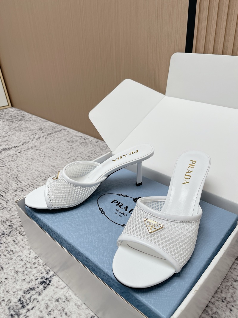 Женские белые сабо Prada с декоративной сеткой и треугольным логотипом