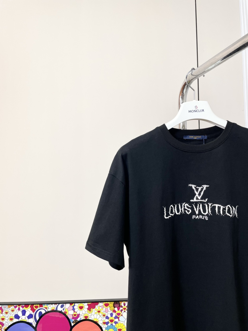 Футболка черная с вышивкой Louis Vuitton