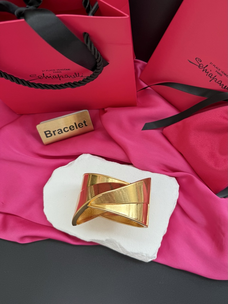 Золотистый браслет с фактурным дизайном Schiaparelli