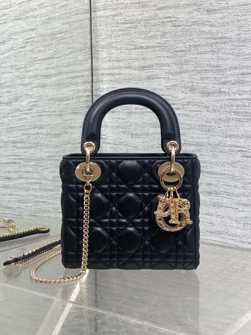 Черная сумка Lady Dior с золотой фурнитурой
