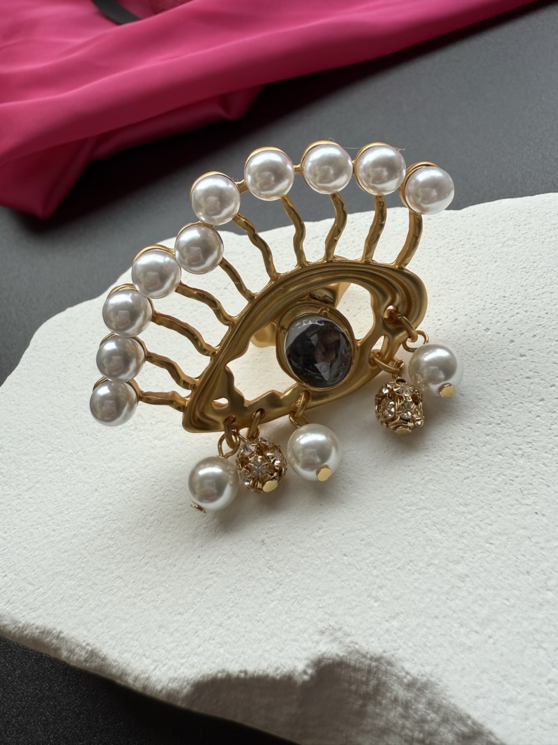 Брошь в виде глаза с жемчугом и камнем Schiaparelli