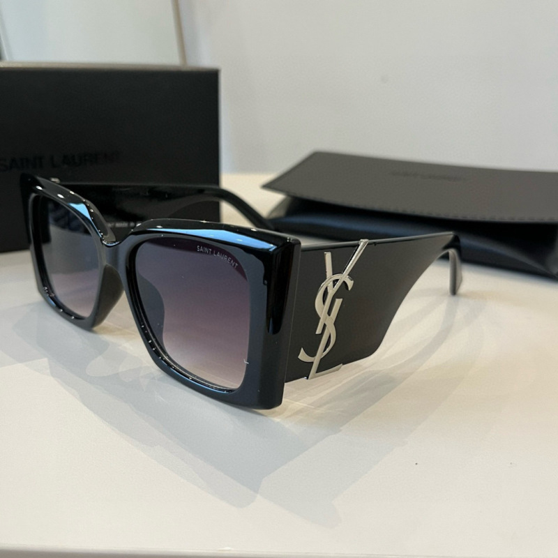 Солнцезащитные очки YSL Saint Laurent черные