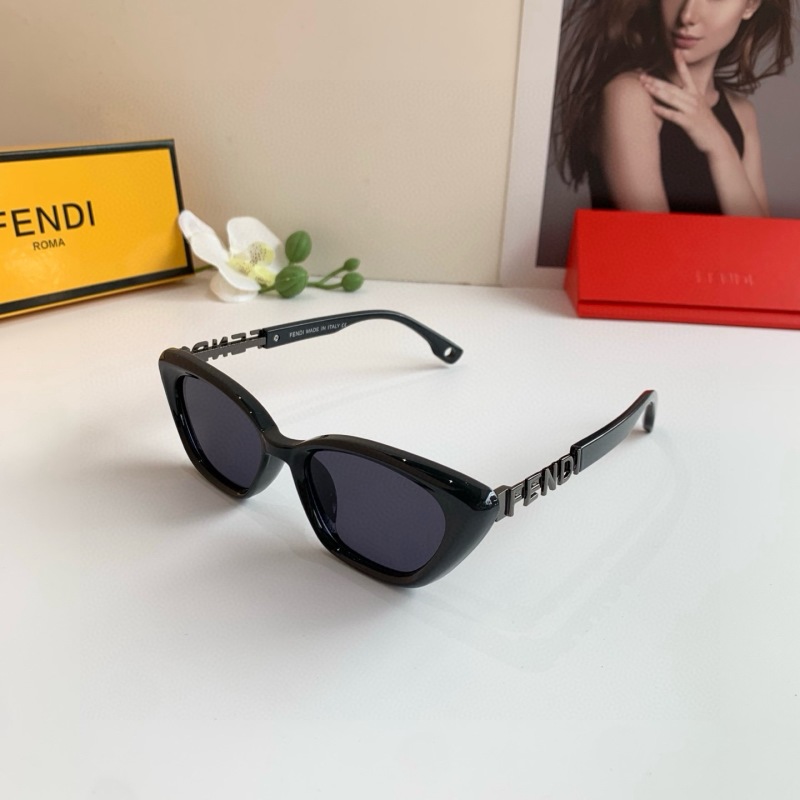 Черные солнцезащитные очки Fendi в форме кошачьего глаза