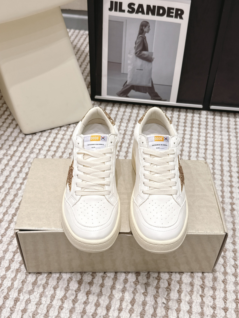 Женские кроссовки с золотыми акцентами Golden Goose