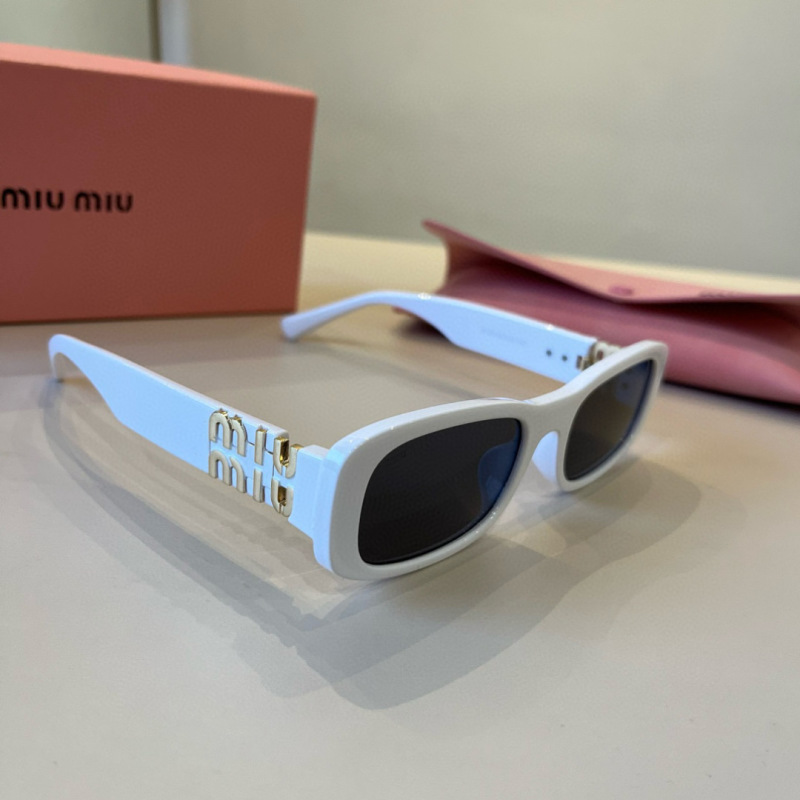Солнцезащитные очки Miu Miu пастельного цвета