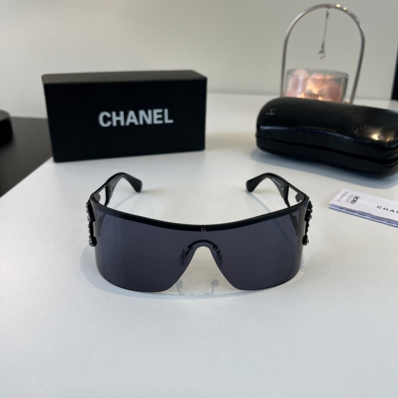 Солнцезащитные очки Chanel винтаж со стразами на дужках