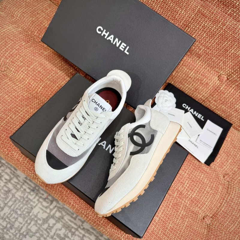Женские кроссовки белые с декором Chanel