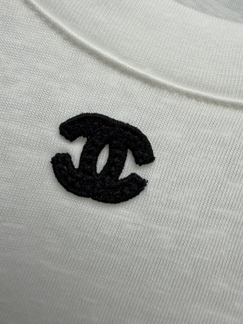 Белая футболка Chanel с логотипом