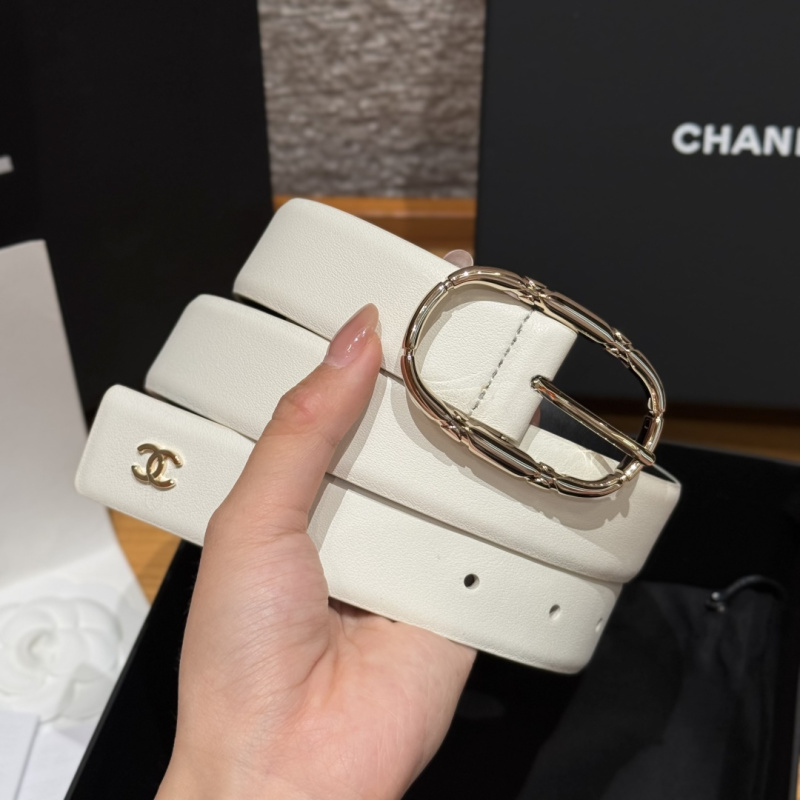 Белый ремень с металлической пряжкой и логотипом Chanel