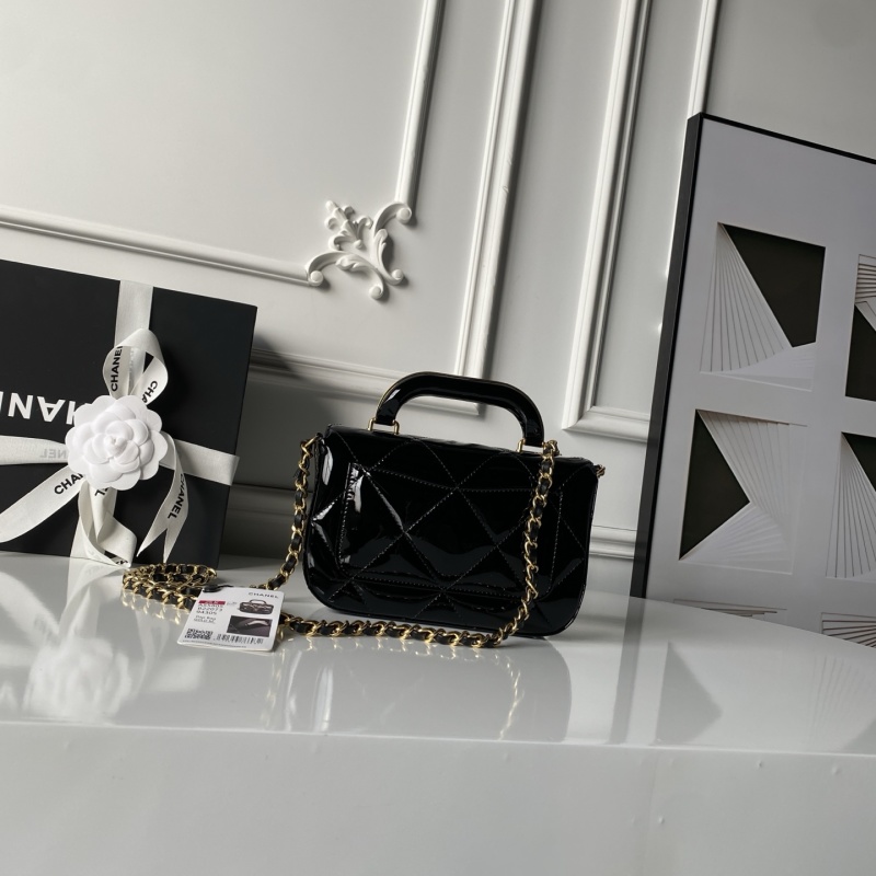 Женская сумка Chanel с лакированной кожей и золотой фурнитурой