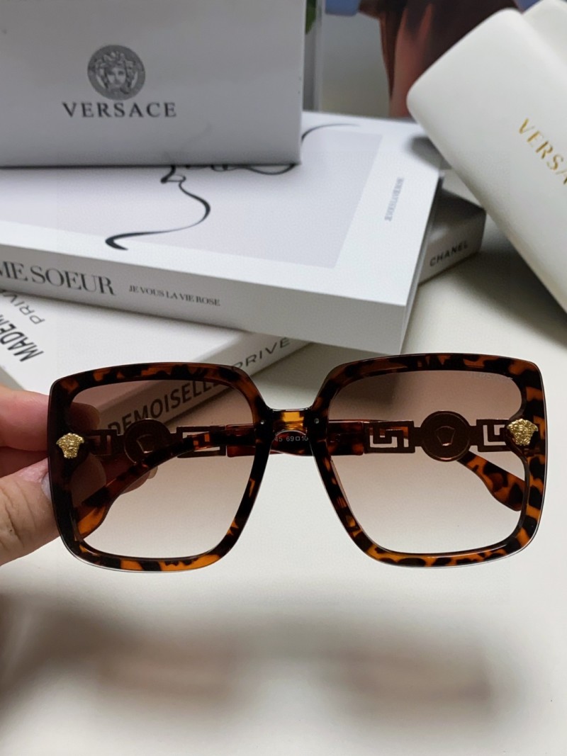 Женские солнцезащитные очки Versace с черепаховой оправой