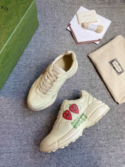 Кроссовки женские Gucci, бежевые с принтом клубники