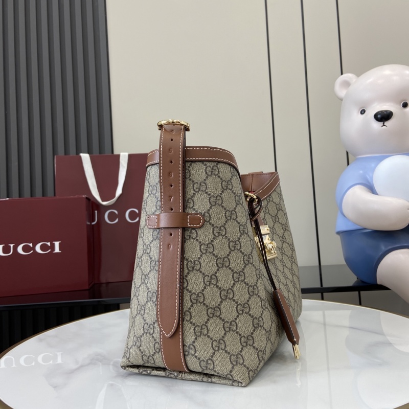 Сумка Gucci с замком и монограммой