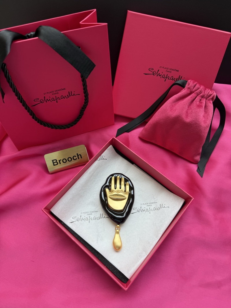 Брошь Schiaparelli в виде руки с золотым оттенком