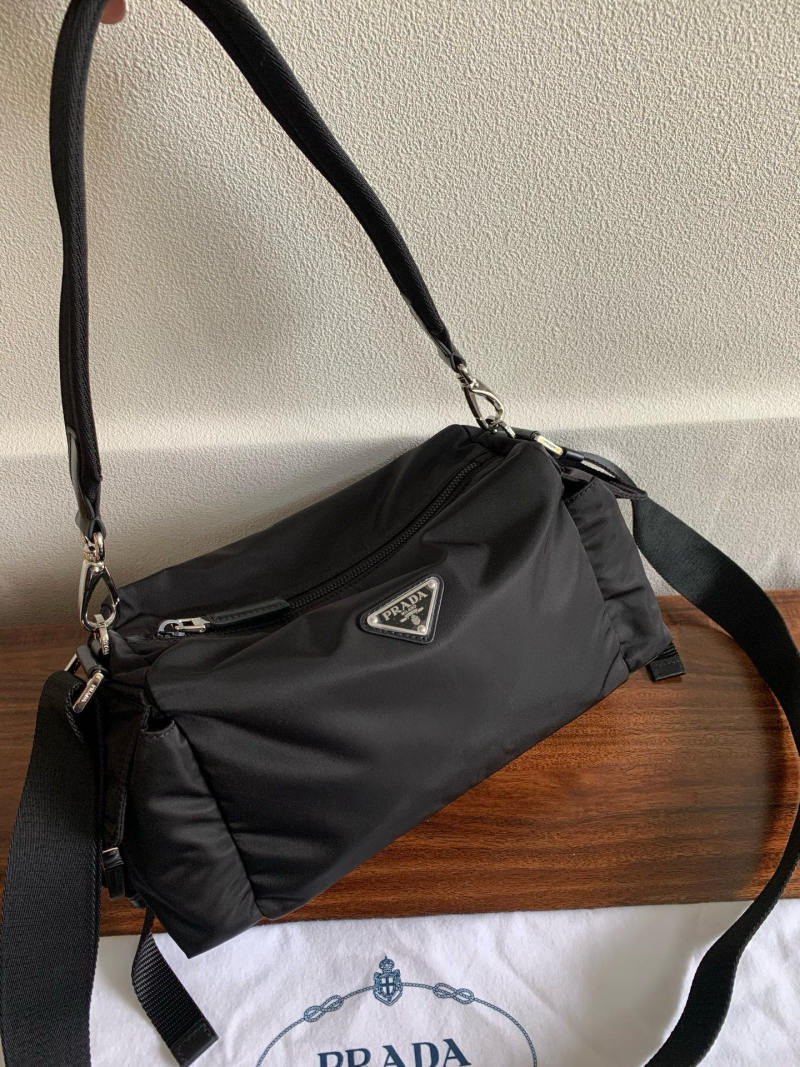 Чёрная сумка Prada с логотипом