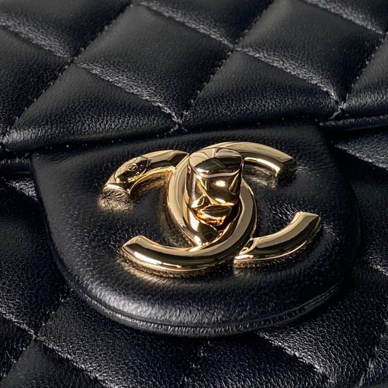 Черная сумка Chanel в стиле Classic Flap с золотистой фурнитурой и цепочкой