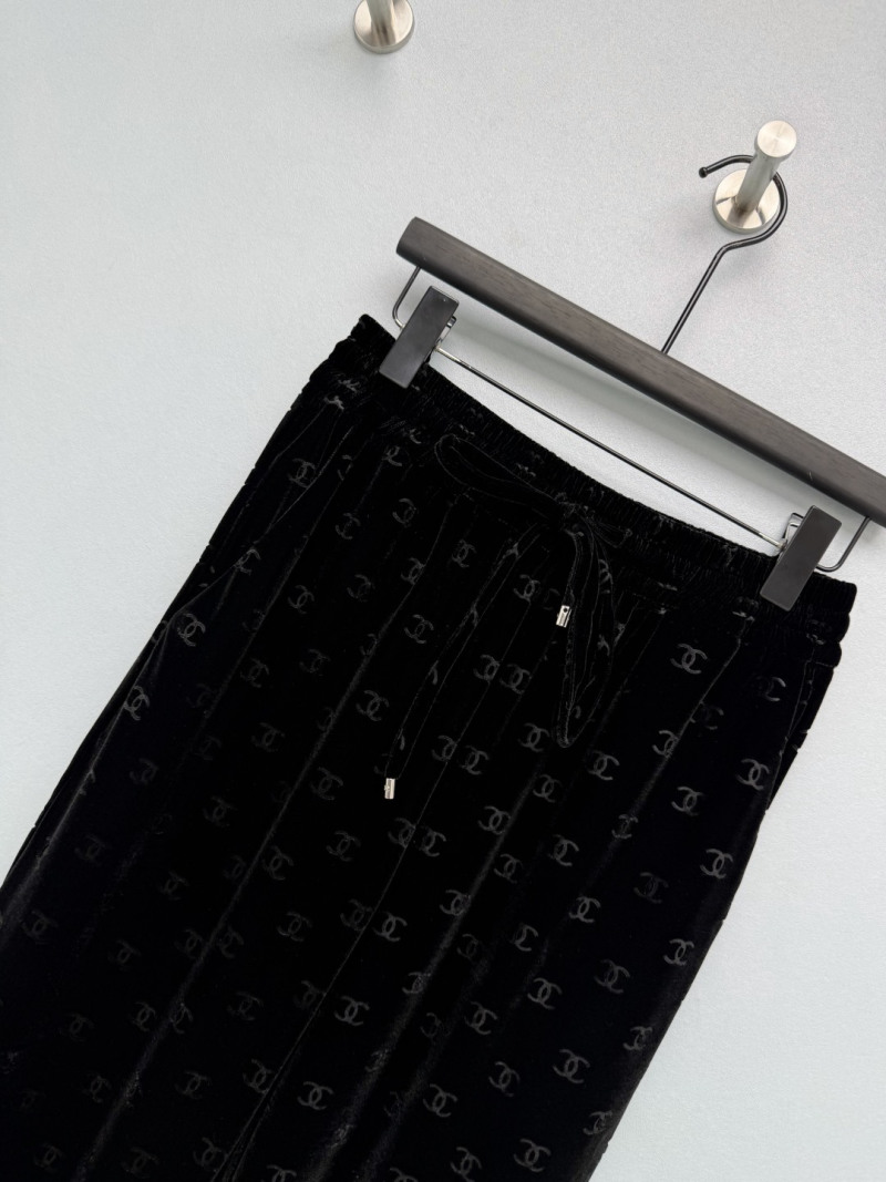 Чёрные брюки Chanel с монограммой