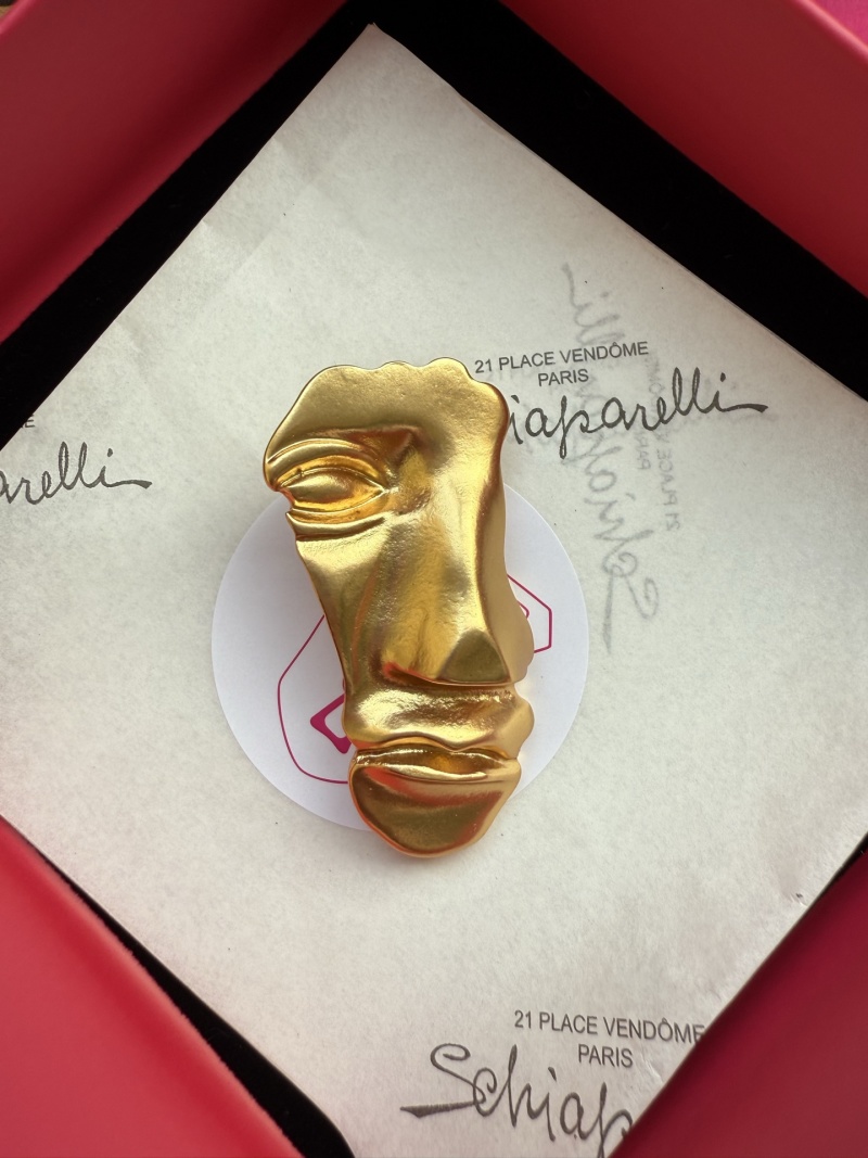 Брошь Schiaparelli в виде лица