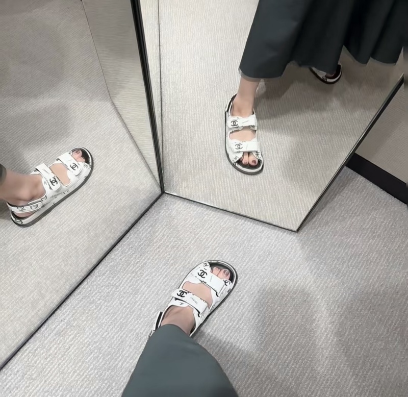 Женские сандалии Chanel белого цвета с логотипом